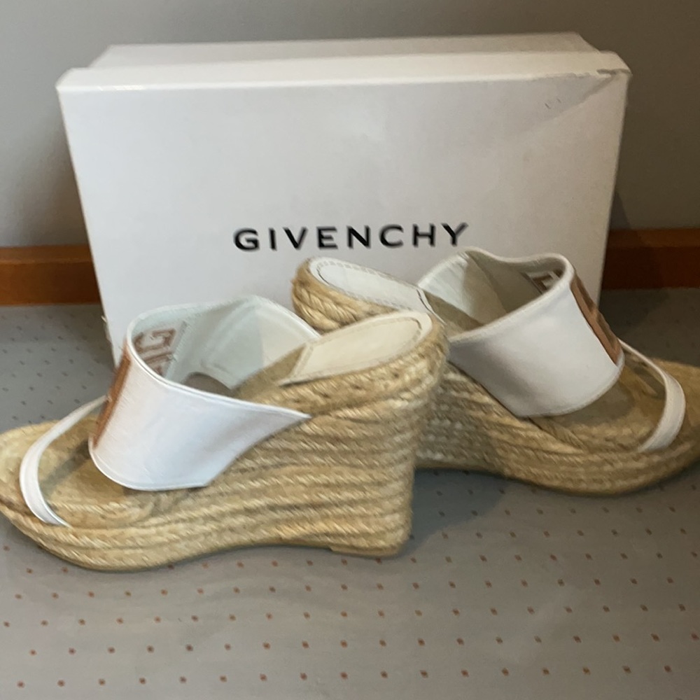 Givenchy - Picture 4 of 10